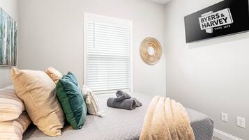 House, Multiple Beds, Patio, Garden View (1014 Franklin Street) | 4 bedrooms, individually decorated, individually furnished, bed sheets