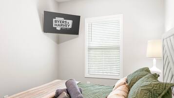 House, Multiple Beds, Patio, Garden View (1014 Franklin Street) | 4 bedrooms, individually decorated, individually furnished, bed sheets