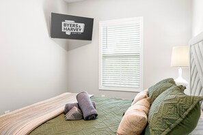 ハウス ベッド (複数台) パティオ ガーデンビュー (1014 Franklin Street) | 4 室のベッドルーム、客室ごとに異なる装飾、客室ごとに異なるインテリア、ベッドシーツ