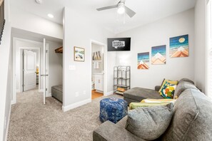 單棟房屋, 多張床, 露台, 花園景 (1014 Franklin Street) | 客廳