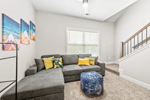 House, Multiple Beds, Patio, Garden View (1014 Franklin Street) | Living area