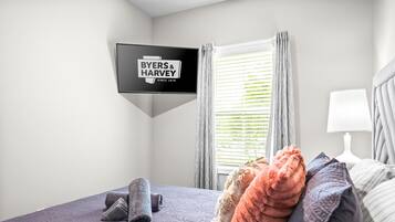 House, Multiple Beds, Patio, Garden View (1014 Franklin Street) | 4 bedrooms, individually decorated, individually furnished, bed sheets