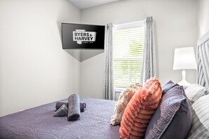 ハウス ベッド (複数台) パティオ ガーデンビュー (1014 Franklin Street) | 4 室のベッドルーム、客室ごとに異なる装飾、客室ごとに異なるインテリア、ベッドシーツ