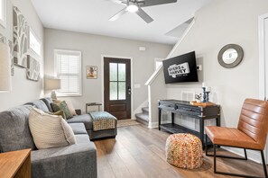 Talo, useita sänkyjä, patio, näköala puutarhaan (1014 Franklin Street) | Oleskelualue