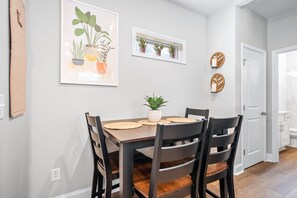 ハウス ベッド (複数台) パティオ ガーデンビュー (1014 Franklin Street) | 4 室のベッドルーム、客室ごとに異なる装飾、客室ごとに異なるインテリア、ベッドシーツ