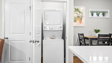 Hus - flera sängar - uteplats - utsikt mot trädgården (1014 Franklin Street) | Tvätt