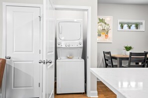 Hus - flera sängar - uteplats - utsikt mot trädgården (1014 Franklin Street) | Tvätt