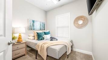 Casa, varias camas, patio, vista al jardín (1014 Franklin Street) | 4 habitaciones, decoración personalizada y muebles diferentes