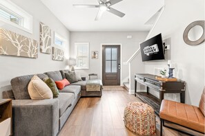 Casa, varias camas, patio, vista al jardín (1014 Franklin Street) | Área de sala de estar