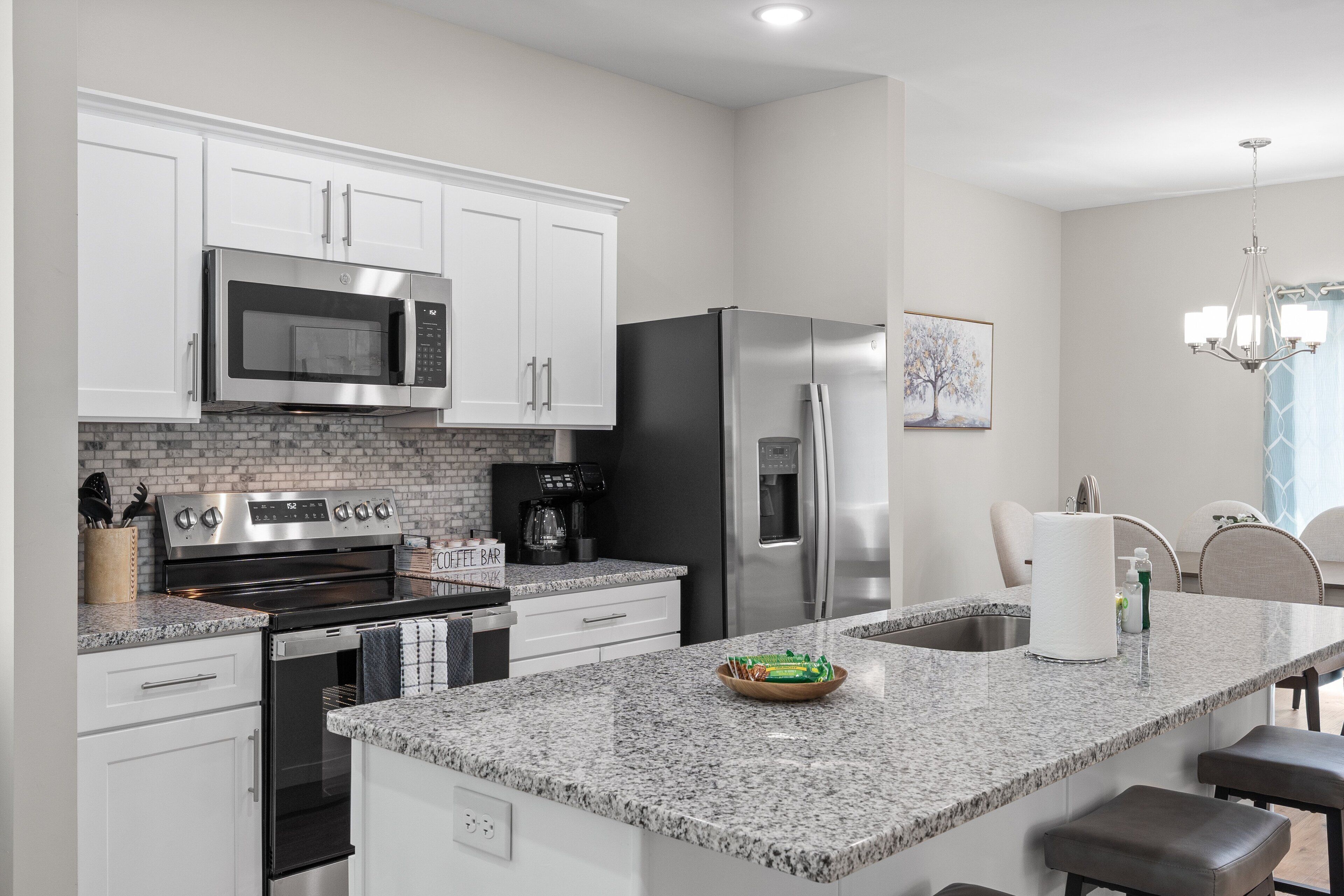 Nhà, nhiều giường, sân hiên, quang cảnh vư ờn (1018 Main St) | Bếp riêng