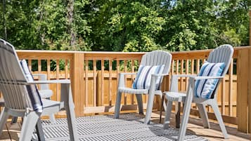 Casa, varias camas, patio, vistas al jardín (1018 Main St) | Vistas desde la habitación