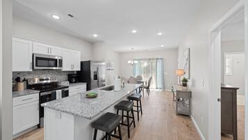 House, Multiple Beds, Patio, Garden View (1018 Main St) | Private kitchen