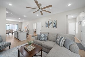 House, Multiple Beds, Patio, Garden View (1018 Main St) | Living area