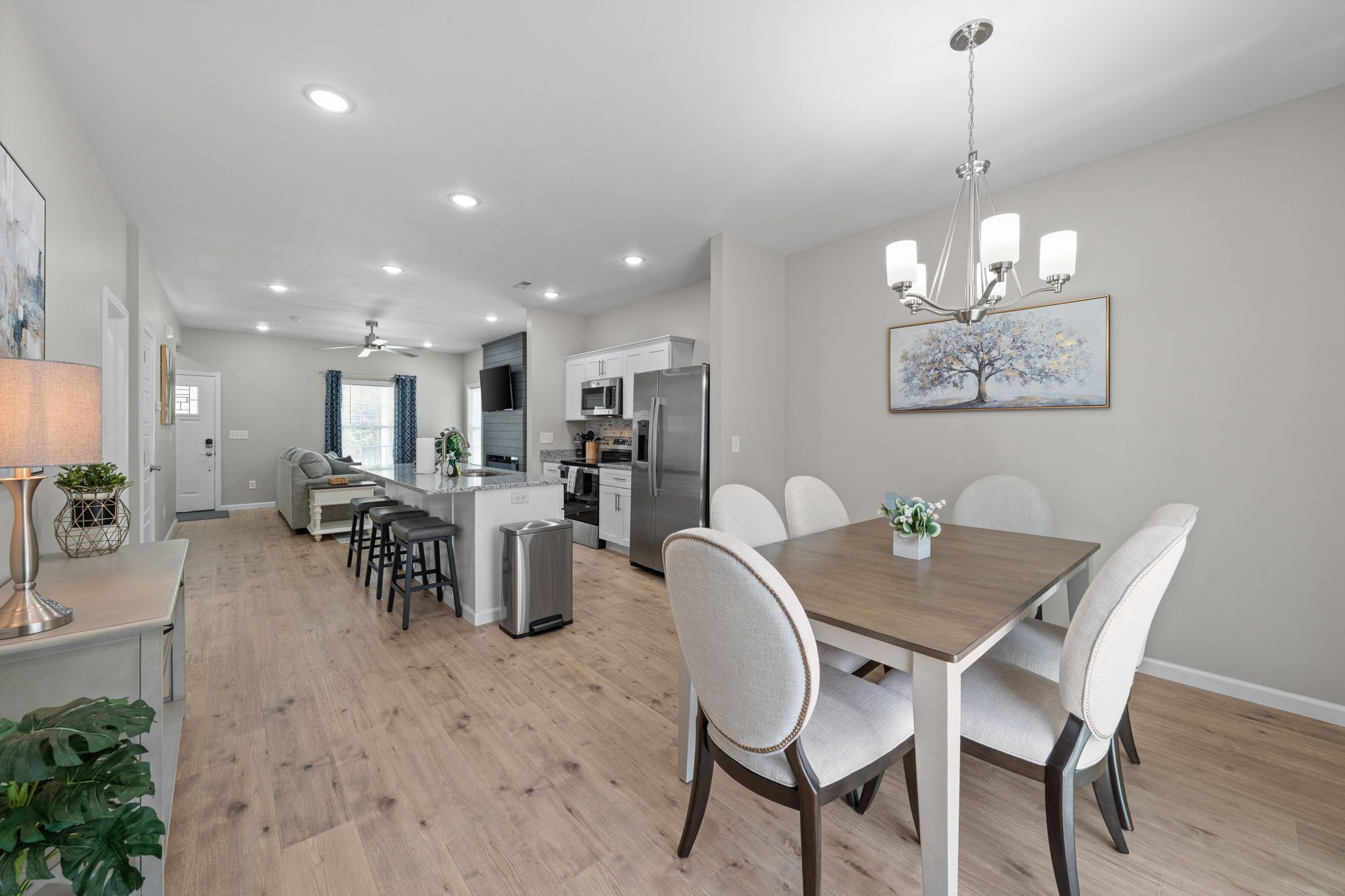 Hus, flere senger, terrasse, hageutsikt (1018 Main St) | Spiseområde