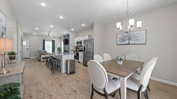 Rumah, Beberapa Tempat Tidur, patio, pemandangan kebun (1018 Main St) | Tempat makan