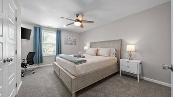 Rumah, Beberapa Tempat Tidur, patio, pemandangan kebun (1018 Main St) | 4 kamar tidur dan didekorasi berbeda-beda