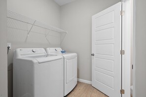 Maison, plusieurs lits, patio, vue jardin (1018 Main St) | Blanchisserie