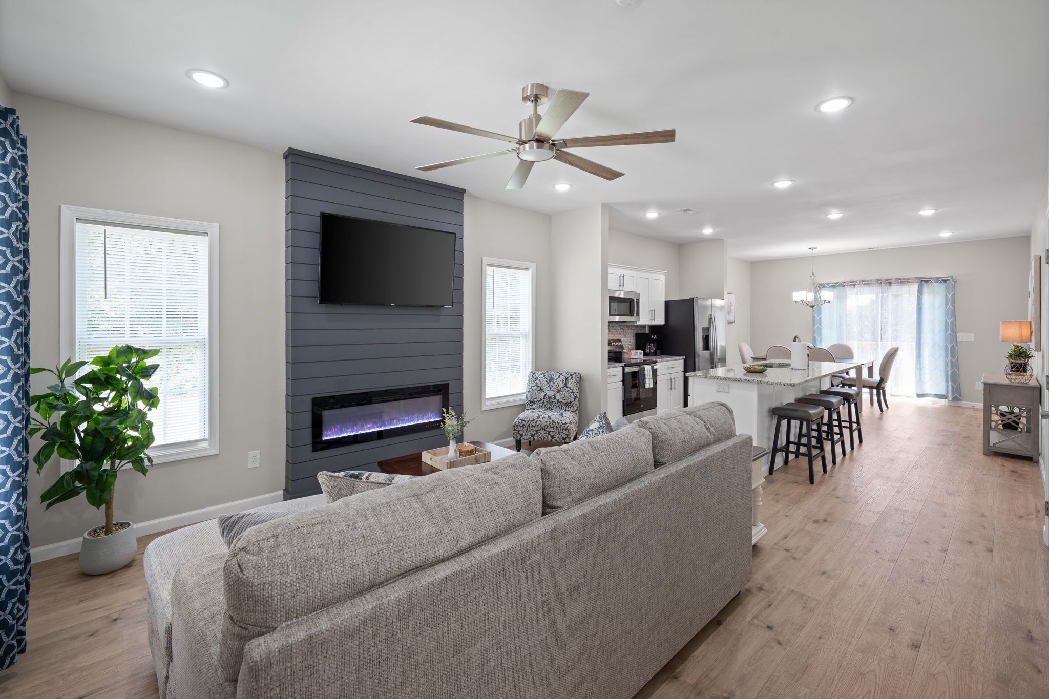 Casa, varias camas, patio, vista al jardín (1018 Main St) | Área de sala de estar