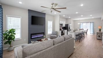 Casa, varias camas, patio, vista al jardín (1018 Main St) | Área de sala de estar