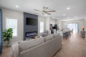 House, Multiple Beds, Patio, Garden View (1018 Main St) | Living area