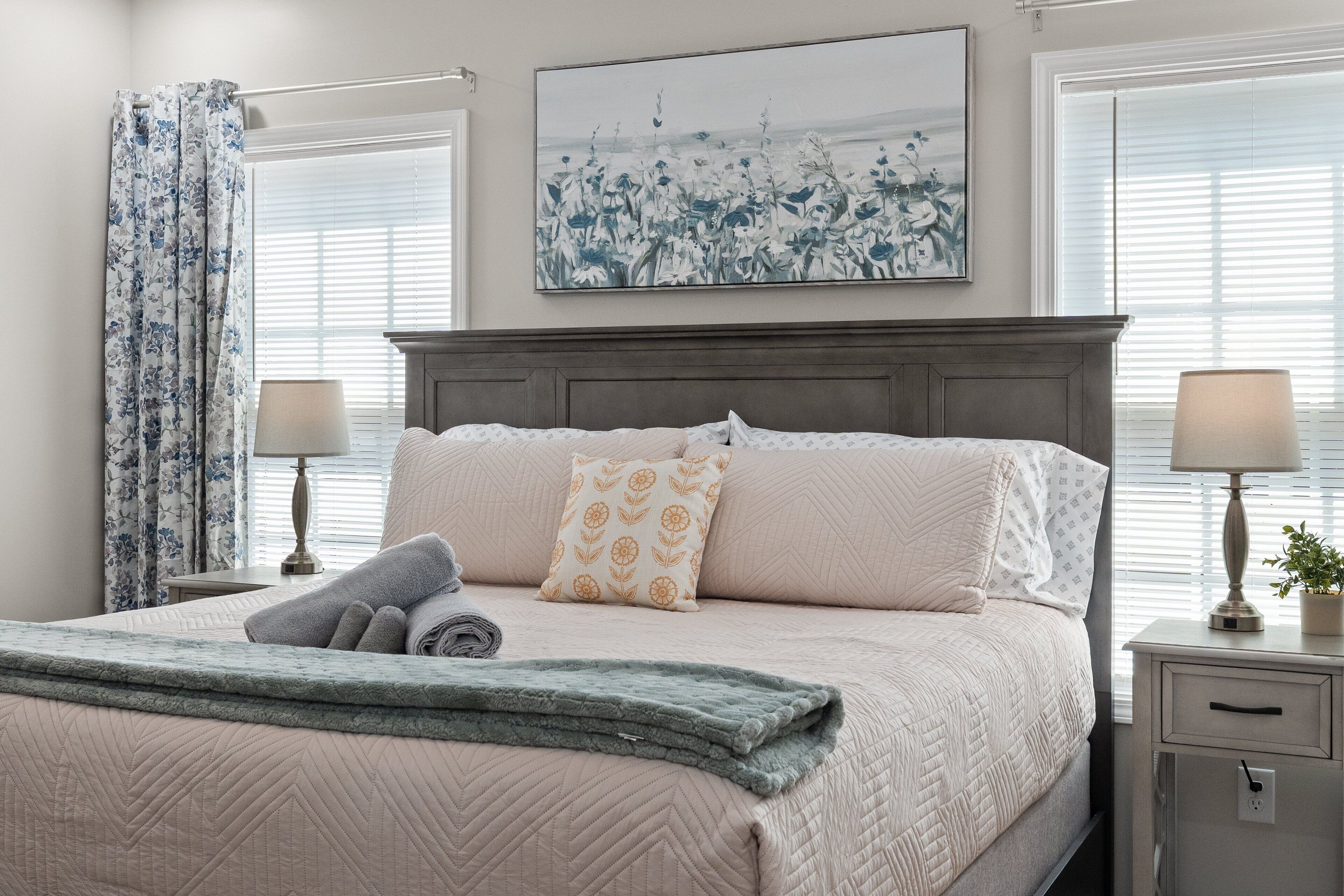 House, Multiple Beds, Patio, Garden View (1018 Main St) | 4 bedrooms, individually decorated, individually furnished, bed sheets