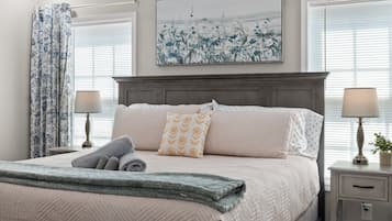 House, Multiple Beds, Patio, Garden View (1018 Main St) | 4 bedrooms, individually decorated, individually furnished, bed sheets