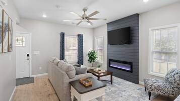 Rumah, Beberapa Tempat Tidur, patio, pemandangan kebun (1018 Main St) | Area keluarga