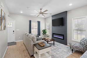 Casa, varias camas, patio, vista al jardín (1018 Main St) | Área de sala de estar