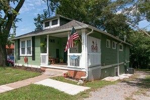 Exterior - Clarksville Cottage on Crossland (Clarksville)