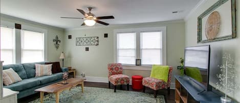 House, Multiple Beds, Patio, Garden View (1021 Crossland Ave) | Living area