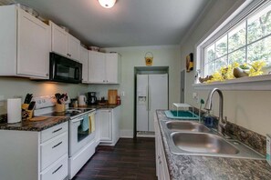 하우스, 침대(여러 개), 파티오, 정원 전망 (1021 Crossland Ave) | 전용 주방