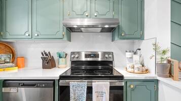 Condo, 2 Queen Beds, Patio, Garden View (104 Azalea Ct) | Private kitchen