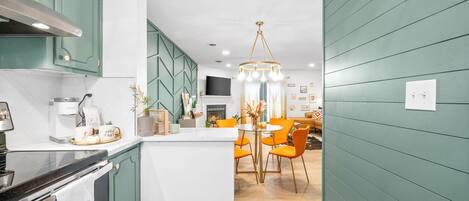 公寓客房, 2 張加大雙人床, 庭院, 花園景觀 (104 Azalea Ct) | 私人廚房