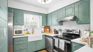 Condo, 2 Queen Beds, Patio, Garden View (104 Azalea Ct) | Private kitchen