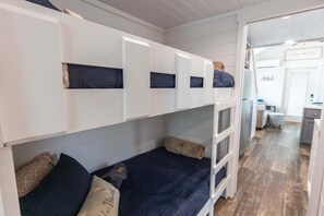 Casa, diversos llits, pati (109 PGL) | 1 dormitori, decoració individual, mobiliari individual i roba de llit