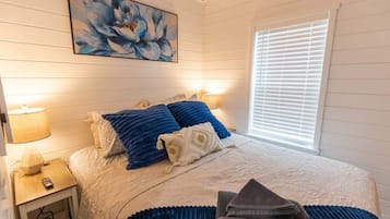 Casa, diversos llits, pati (109 PGL) | 1 dormitori, decoració individual, mobiliari individual i roba de llit