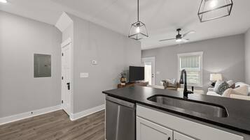 Lägenhet - flera sängar - uteplats - utsikt mot trädgården (Unit #B5 111 Hickory Grove Blvd) | 3 sovrum, individuell inredning, unika möbler och sängkläder