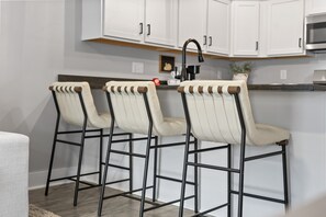 Leilighet, flere senger, terrasse, hageutsikt (Unit #B5 111 Hickory Grove Blvd) | 3 soverom, individuelt dekorert, individuelt innredet og sengetøy