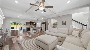 House, Multiple Beds, Patio, Garden View (1147 Eagles View Dr) | Living area