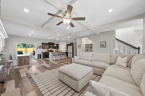 獨棟房屋, 多張床, 庭院, 花園景觀 (1147 Eagles View Dr) | 起居區