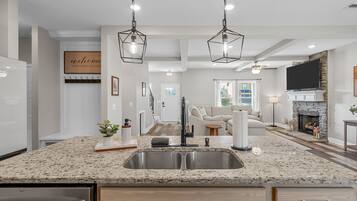 House, Multiple Beds, Patio, Garden View (1147 Eagles View Dr) | Interior