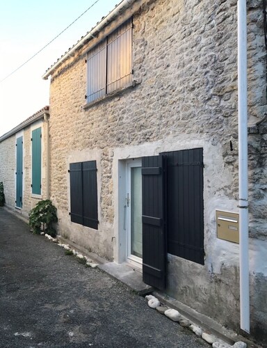 Small artist's house 900 meters from the beach. Pets allowed