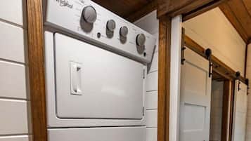 Talo, useita sänkyjä, patio, näköala puutarhaan (120 PGL) | Pesulapalvelu