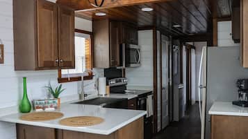 House, Multiple Beds, Patio, Garden View (120 PGL) | Private kitchen