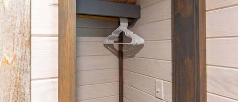 Hus, flere senger, terrasse, hageutsikt (121 & 131 ITP) | Klesskap