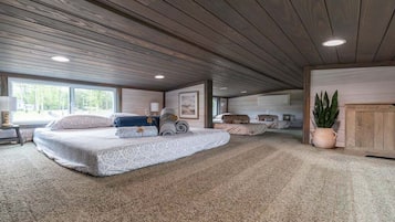 Talo, useita sänkyjä, patio, näköala puutarhaan (121 & 131 ITP) | 2 makuuhuonetta, yksilöllisesti sisustettu, yksilöllisesti kalustettu