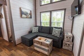 Hus - flere senge - terrasse - udsigt til have (121 ITP) | Opholdsområde