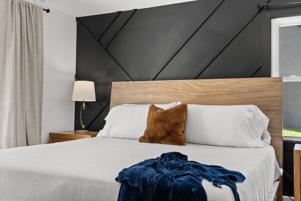 Hus - flera sängar - uteplats - utsikt mot trädgården (1221 Beverly Hills Dr) | 4 sovrum, individuell inredning, unika möbler och sängkläder