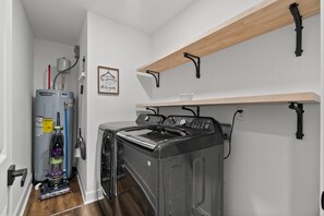 Hus - flera sängar - uteplats - utsikt mot trädgården (1221 Beverly Hills Dr) | Tvätt