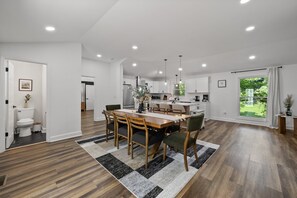 Hus - flera sängar - uteplats - utsikt mot trädgården (1221 Beverly Hills Dr) | Eget kök